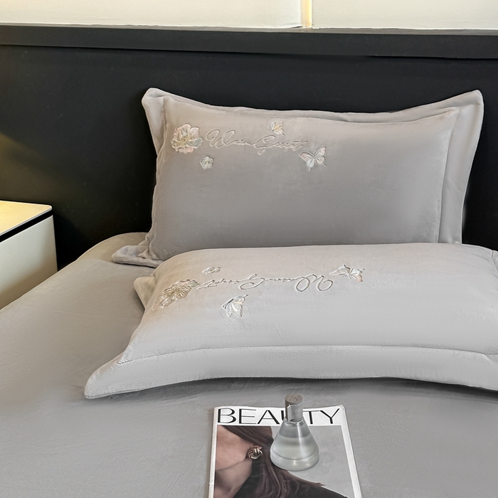 91家纺网 家纺一手货源 找家纺 锦铭源家纺 2025新款75D全消光超柔樱花绒绣花四件套牛奶绒四件套【有买家秀】 花颜-灰