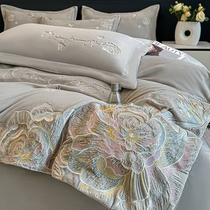 91家纺网 家纺一手货源 找家纺 锦铭源家纺 2025新款75D全消光超柔樱花绒绣花四件套牛奶绒四件套【有买家秀】 花颜-灰