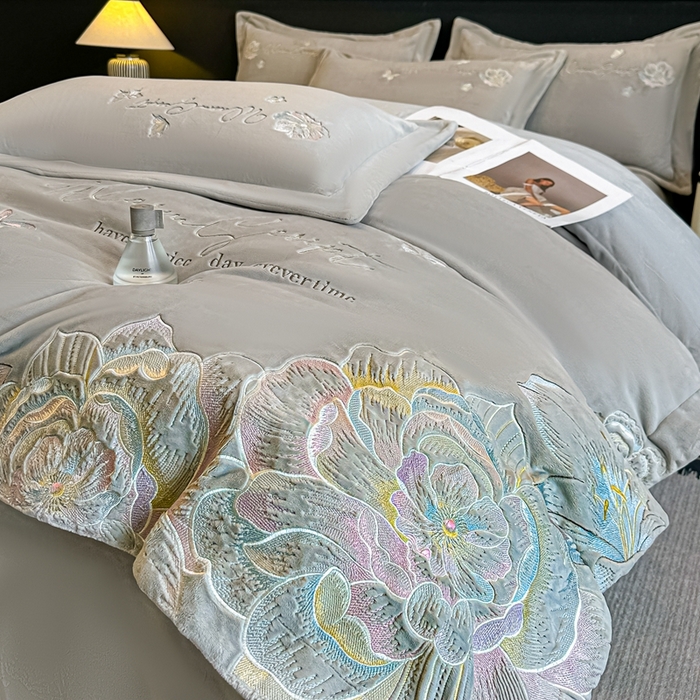 91家纺网 家纺一手货源 找家纺 锦铭源家纺 2025新款75D全消光超柔樱花绒绣花四件套牛奶绒四件套【有买家秀】 花颜-灰