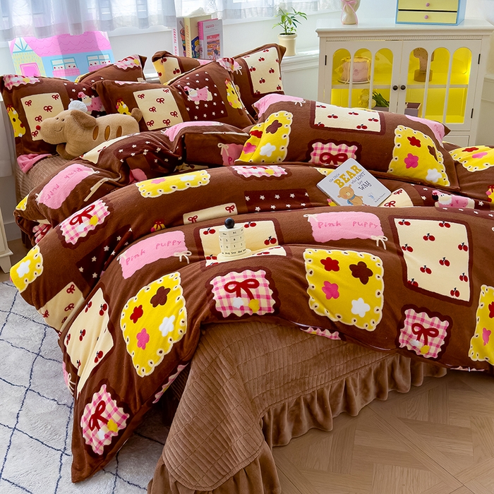 91家纺网 家纺一手货源 找家纺 （总）赫梵茜 2025新款亲肤舒适爆款•牛奶绒花边床盖款四件套