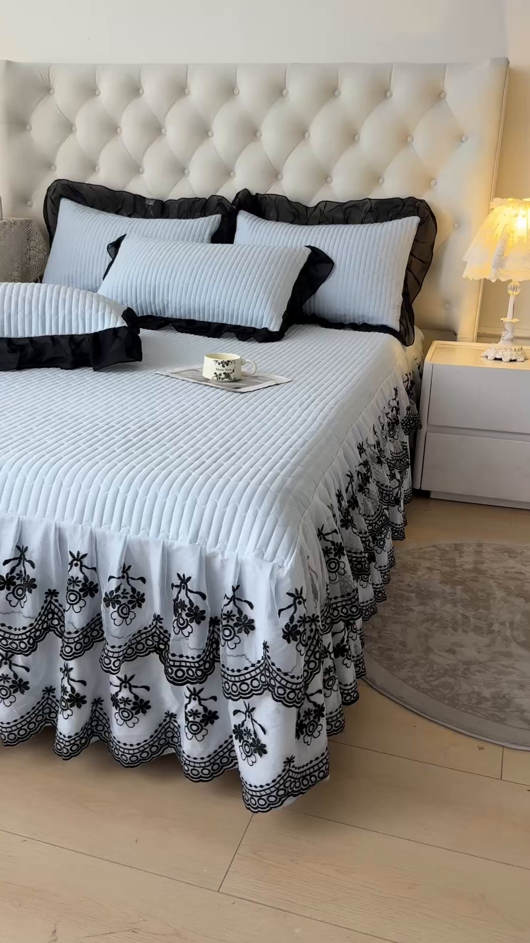 91家纺网 家纺一手货源 找家纺 鼎丰家纺 2025新款皱皱纱双层花边夹棉床裙单床裙床裙单品-梦想系列 梦想-浅蓝