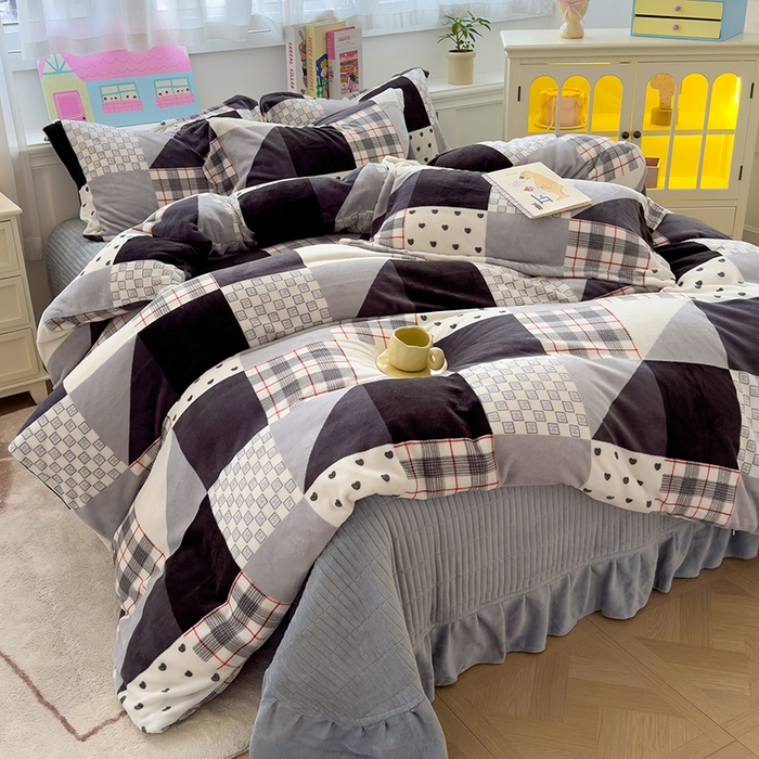 91家纺网 家纺一手货源 找家纺 （总）赫梵茜 2025新款亲肤舒适爆款•牛奶绒花边床盖款四件套