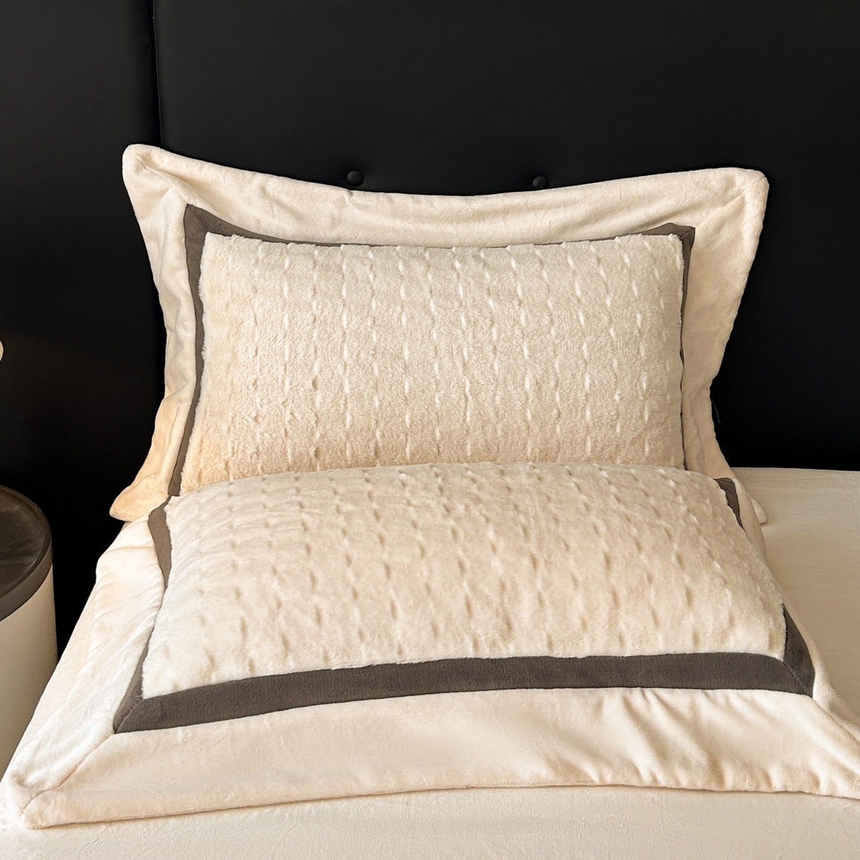 91家纺网 家纺一手货源 找家纺 （总）佳品居 2025新款11斤重加厚兔毛绒轻奢摩卡系列牛奶绒双拼角四件套