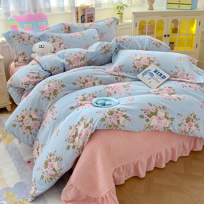 91家纺网 家纺一手货源 找家纺 （总）赫梵茜 2025新款亲肤舒适爆款•牛奶绒花边床盖款四件套