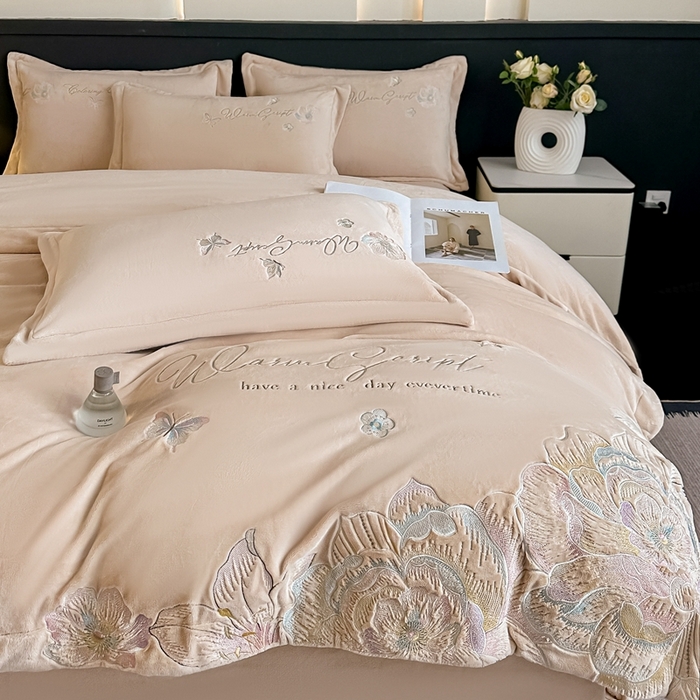 91家纺网 家纺一手货源 找家纺 锦铭源家纺 2025新款75D全消光超柔樱花绒绣花四件套牛奶绒四件套【有买家秀】 花颜-咖