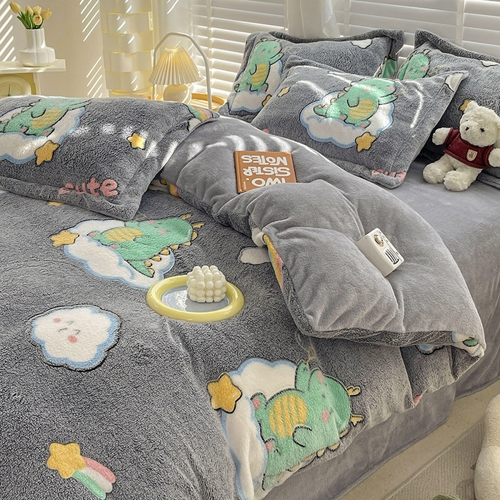 91家纺网 家纺一手货源 找家纺 居易简 2025秋冬新品立体雪花绒单被套牛奶绒法莱绒雕花绒兔毛卡通四件套学生季四件套 小恐龙