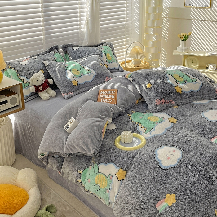 91家纺网 家纺一手货源 找家纺 居易简 2025秋冬新品立体雪花绒单被套牛奶绒法莱绒雕花绒兔毛卡通四件套学生季四件套 小恐龙