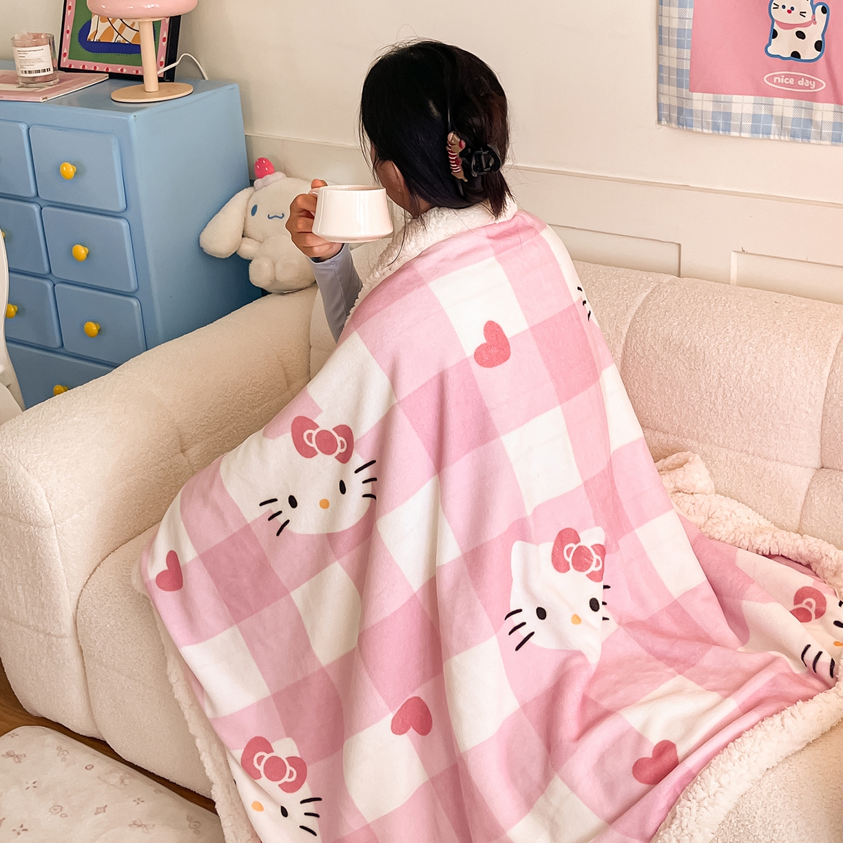 91家纺网 家纺一手货源 找家纺 桃子家居 2025新款A类三丽鸥正版授权少女可爱卡通加厚牛奶绒羊羔绒毛毯多功能四季毛毯 绒毛毯-MT三丽鸥粉格爱心KT