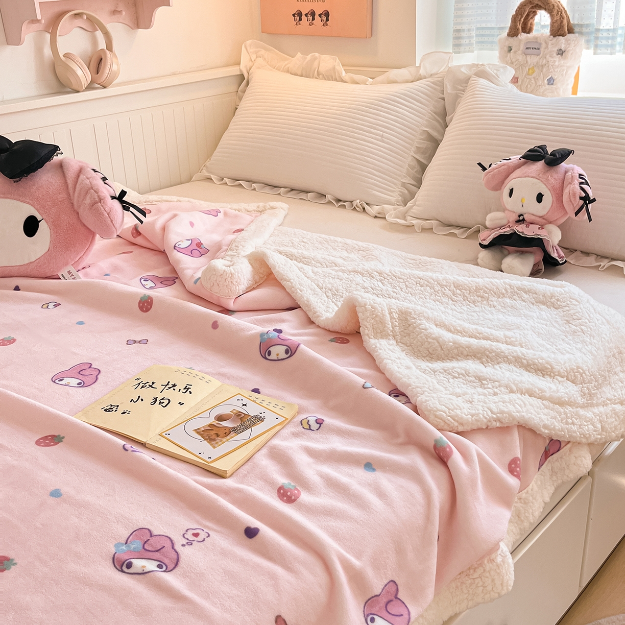 91家纺网 家纺一手货源 找家纺 桃子家居 2025新款A类三丽鸥正版授权少女可爱卡通加厚牛奶绒羊羔绒毛毯多功能四季毛毯 绒毛毯-MT三丽鸥草莓美乐蒂