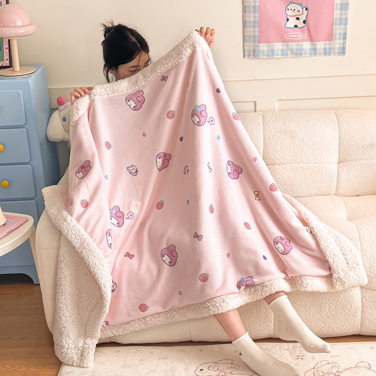 91家纺网 家纺一手货源 找家纺 桃子家居 2025新款A类三丽鸥正版授权少女可爱卡通加厚牛奶绒羊羔绒毛毯多功能四季毛毯 绒毛毯-MT三丽鸥草莓美乐蒂