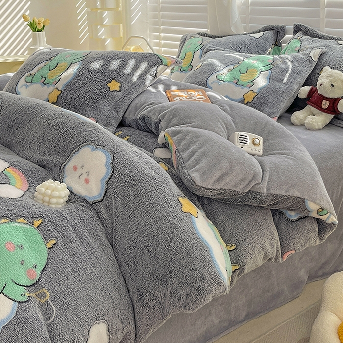 91家纺网 家纺一手货源 找家纺 居易简 2025秋冬新品立体雪花绒单被套牛奶绒法莱绒雕花绒兔毛卡通四件套学生季四件套 小恐龙