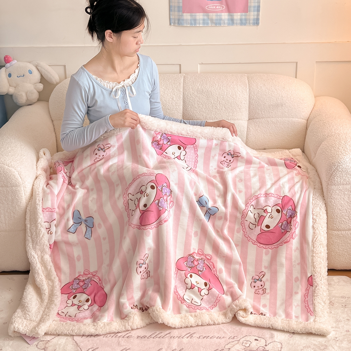 91家纺网 家纺一手货源 找家纺 桃子家居 2025新款A类三丽鸥正版授权少女可爱卡通加厚牛奶绒羊羔绒毛毯多功能四季毛毯 绒毛毯-MT三丽鸥粉条美乐蒂