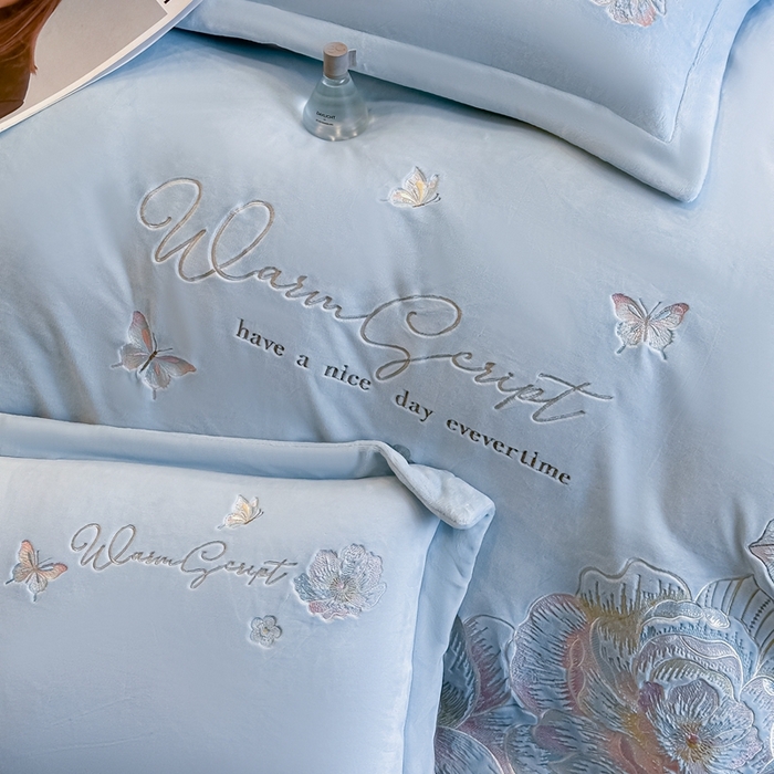 91家纺网 家纺一手货源 找家纺 锦铭源家纺 2025新款75D全消光超柔樱花绒绣花四件套牛奶绒四件套【有买家秀】 花颜-蓝