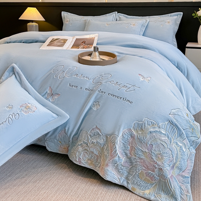 91家纺网 家纺一手货源 找家纺 锦铭源家纺 2025新款75D全消光超柔樱花绒绣花四件套牛奶绒四件套【有买家秀】 花颜-蓝