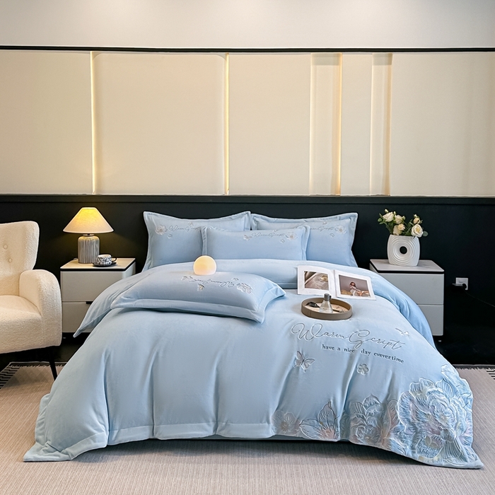 91家纺网 家纺一手货源 找家纺 锦铭源家纺 2025新款75D全消光超柔樱花绒绣花四件套牛奶绒四件套【有买家秀】 花颜-蓝