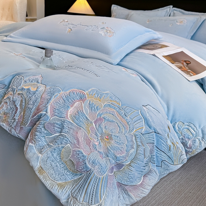 91家纺网 家纺一手货源 找家纺 锦铭源家纺 2025新款75D全消光超柔樱花绒绣花四件套牛奶绒四件套【有买家秀】 花颜-蓝