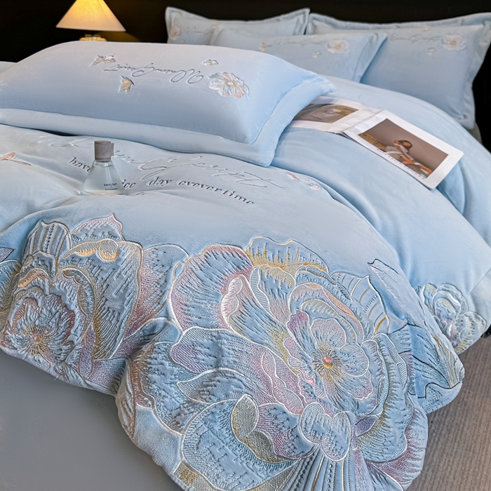 91家纺网 家纺一手货源 找家纺 锦铭源家纺 2025新款75D全消光超柔樱花绒绣花四件套牛奶绒四件套【有买家秀】 花颜-蓝