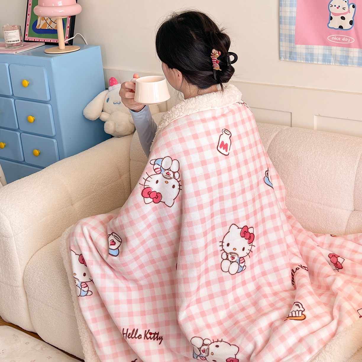 91家纺网 家纺一手货源 找家纺 桃子家居 2025新款A类三丽鸥正版授权少女可爱卡通加厚牛奶绒羊羔绒毛毯多功能四季毛毯 绒毛毯-MT三丽鸥粉格牛奶KT