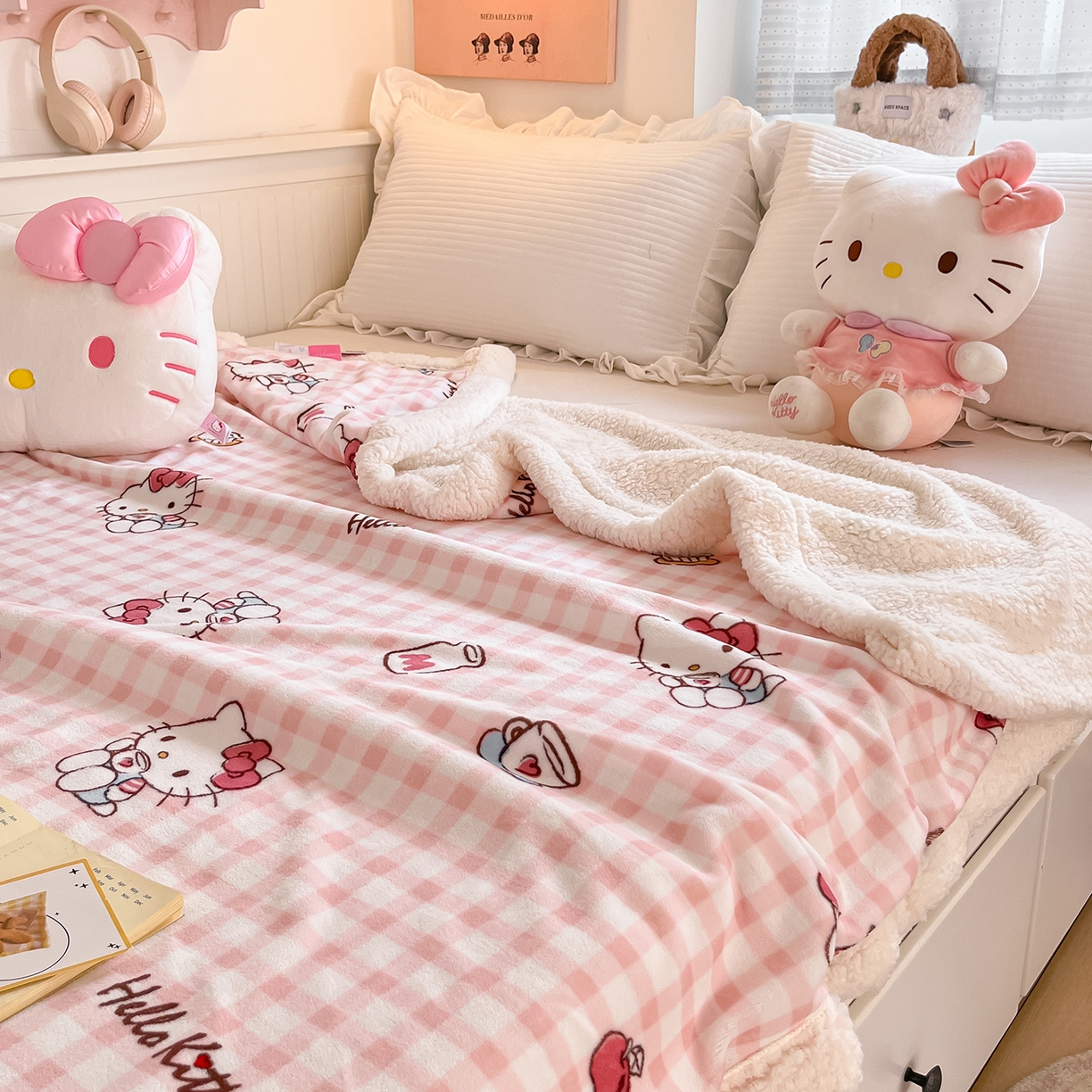 91家纺网 家纺一手货源 找家纺 桃子家居 2025新款A类三丽鸥正版授权少女可爱卡通加厚牛奶绒羊羔绒毛毯多功能四季毛毯 绒毛毯-MT三丽鸥粉格牛奶KT