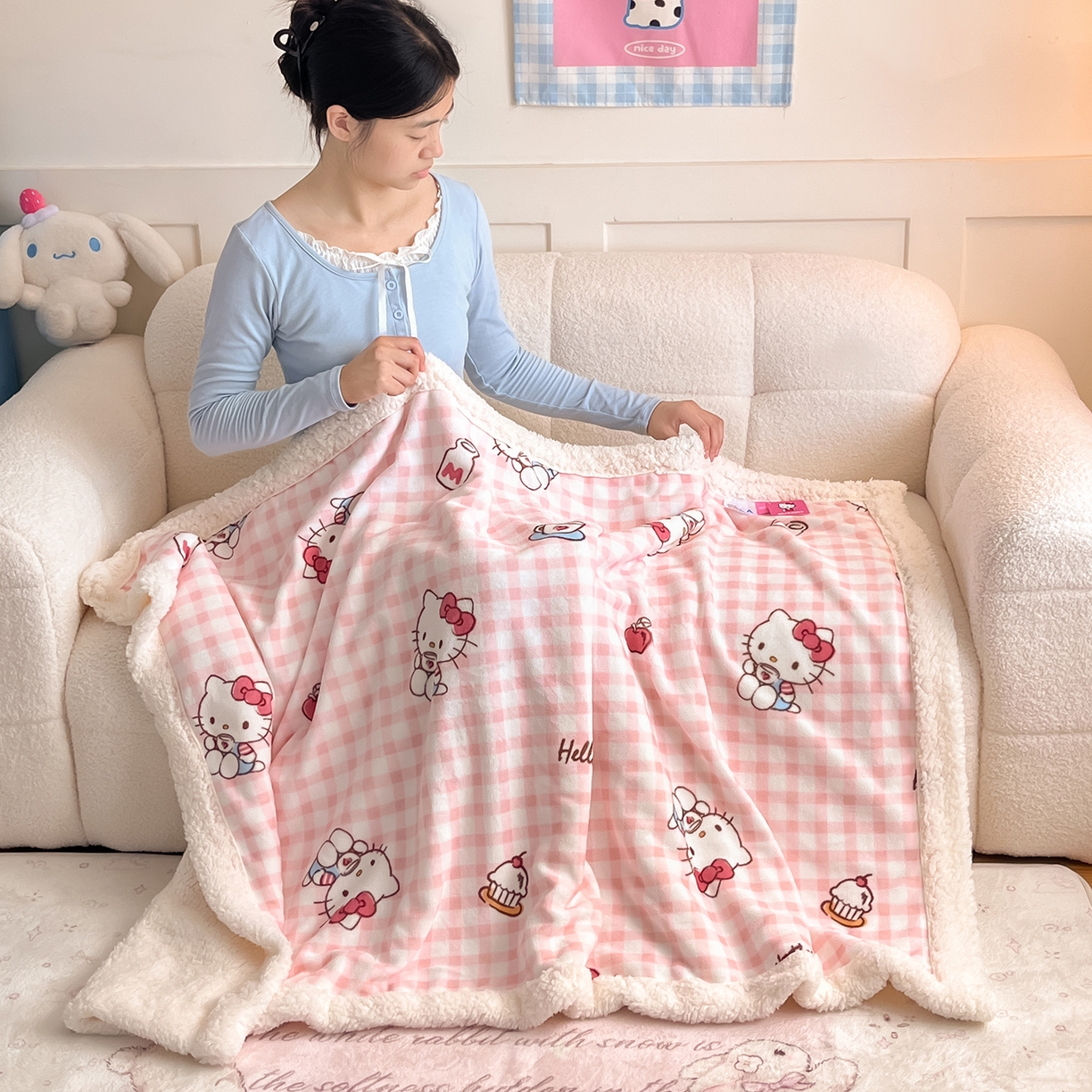 91家纺网 家纺一手货源 找家纺 桃子家居 2025新款A类三丽鸥正版授权少女可爱卡通加厚牛奶绒羊羔绒毛毯多功能四季毛毯 绒毛毯-MT三丽鸥粉格牛奶KT