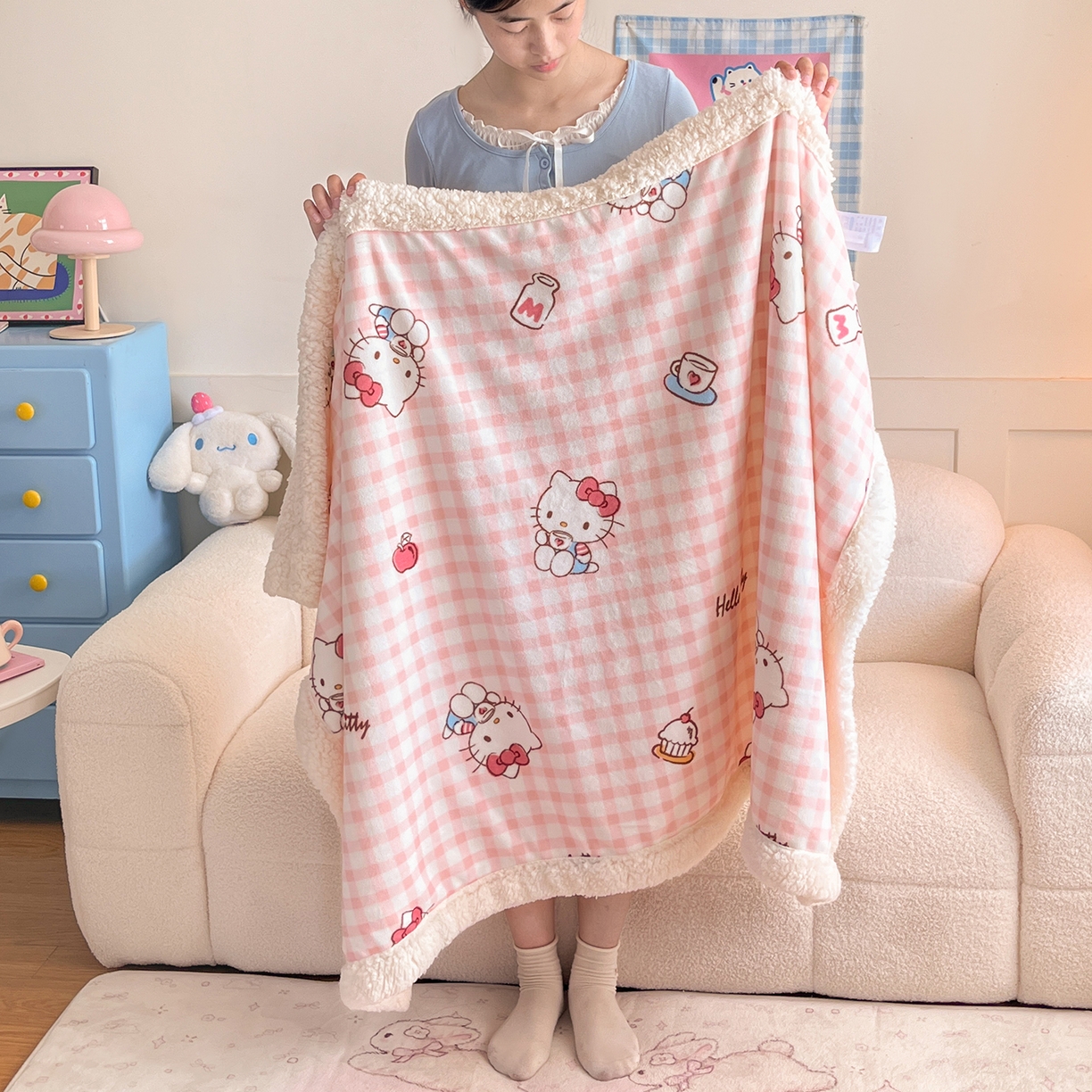 91家纺网 家纺一手货源 找家纺 桃子家居 2025新款A类三丽鸥正版授权少女可爱卡通加厚牛奶绒羊羔绒毛毯多功能四季毛毯 绒毛毯-MT三丽鸥粉格牛奶KT