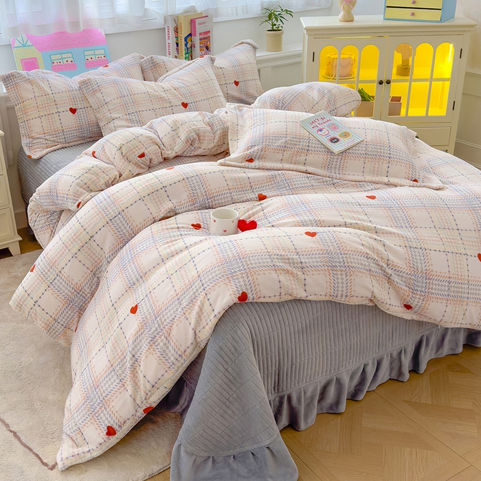 91家纺网 家纺一手货源 找家纺 （总）赫梵茜 2025新款亲肤舒适爆款•牛奶绒花边床盖款四件套