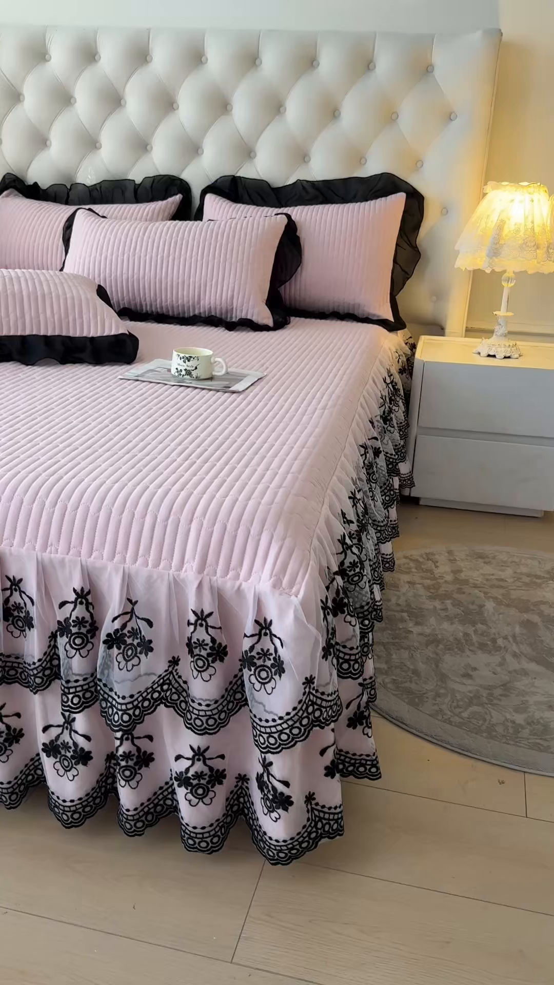 91家纺网 家纺一手货源 找家纺 鼎丰家纺 2025新款皱皱纱双层花边夹棉床裙单床裙床裙单品-梦想系列 梦想-樱花粉