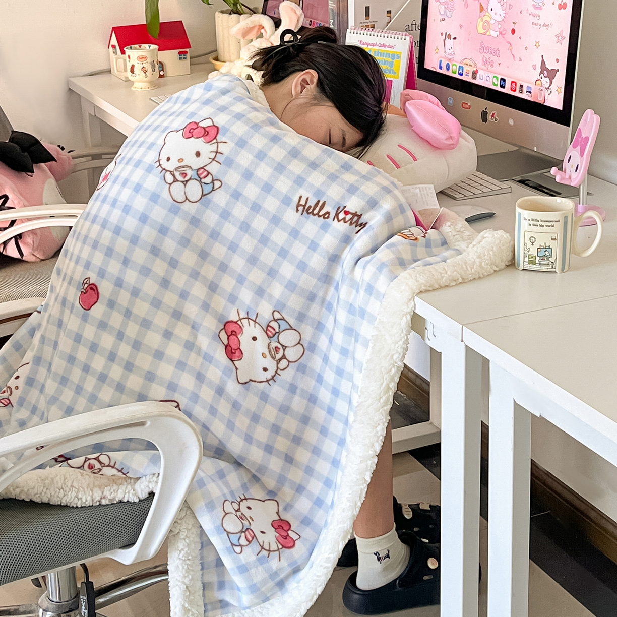 91家纺网 家纺一手货源 找家纺 桃子家居 2025新款A类三丽鸥正版授权少女可爱卡通加厚牛奶绒羊羔绒毛毯多功能四季毛毯 绒毛毯-MT三丽鸥蓝格牛奶KT