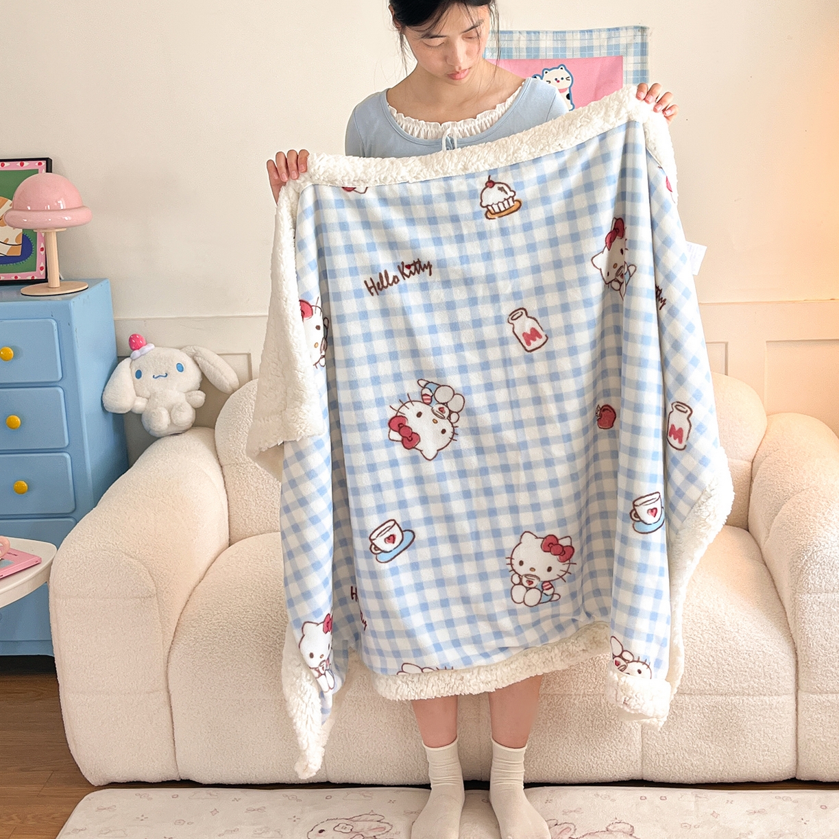 91家纺网 家纺一手货源 找家纺 桃子家居 2025新款A类三丽鸥正版授权少女可爱卡通加厚牛奶绒羊羔绒毛毯多功能四季毛毯 绒毛毯-MT三丽鸥蓝格牛奶KT