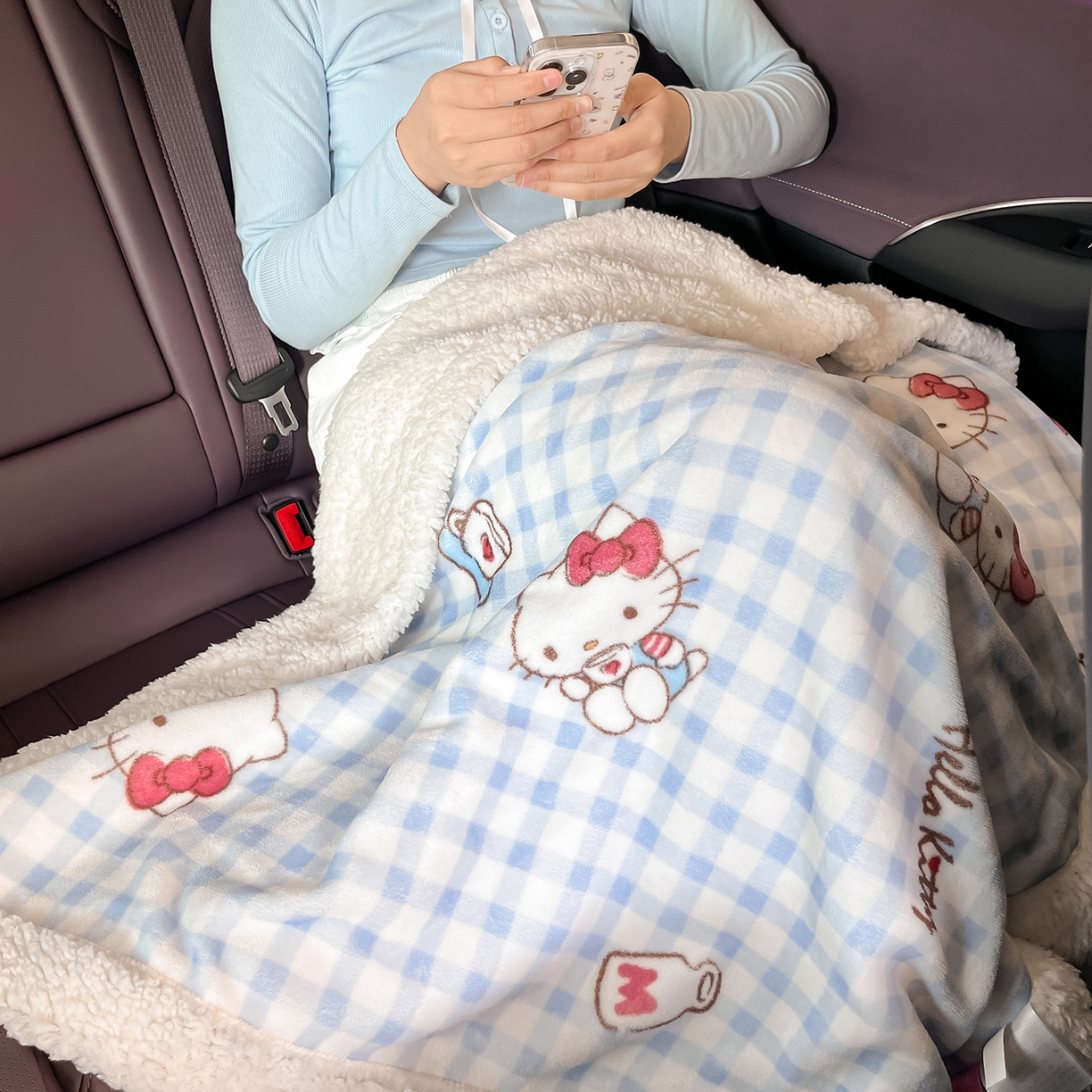 91家纺网 家纺一手货源 找家纺 桃子家居 2025新款A类三丽鸥正版授权少女可爱卡通加厚牛奶绒羊羔绒毛毯多功能四季毛毯 绒毛毯-MT三丽鸥蓝格牛奶KT