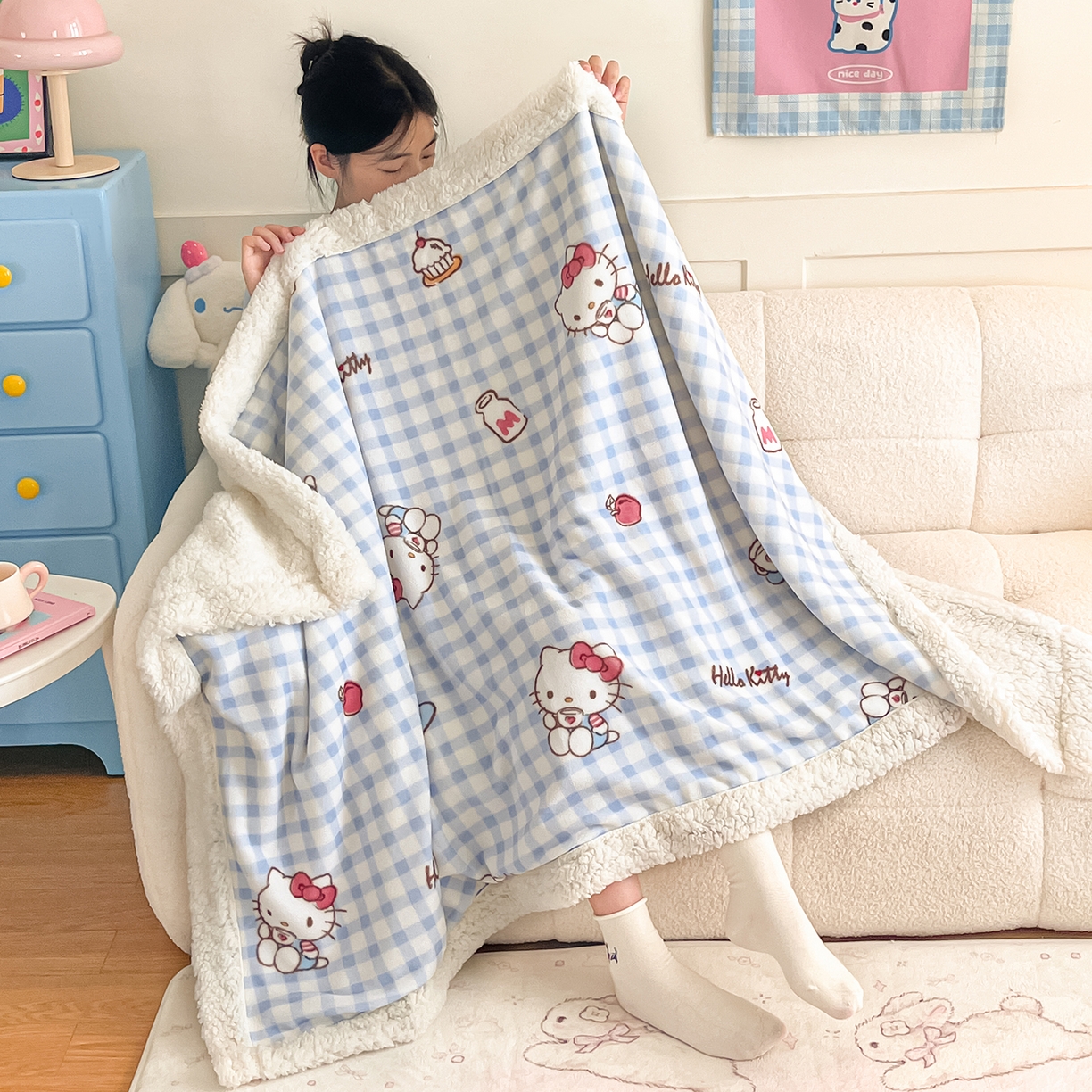 91家纺网 家纺一手货源 找家纺 桃子家居 2025新款A类三丽鸥正版授权少女可爱卡通加厚牛奶绒羊羔绒毛毯多功能四季毛毯 绒毛毯-MT三丽鸥蓝格牛奶KT