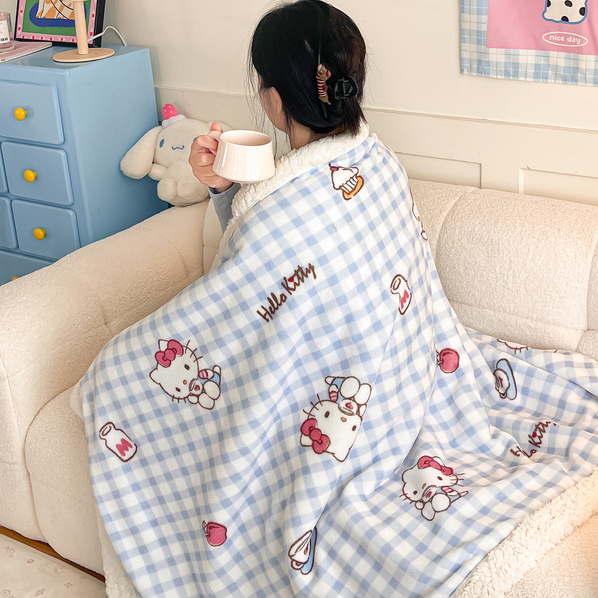 91家纺网 家纺一手货源 找家纺 桃子家居 2025新款A类三丽鸥正版授权少女可爱卡通加厚牛奶绒羊羔绒毛毯多功能四季毛毯 绒毛毯-MT三丽鸥蓝格牛奶KT