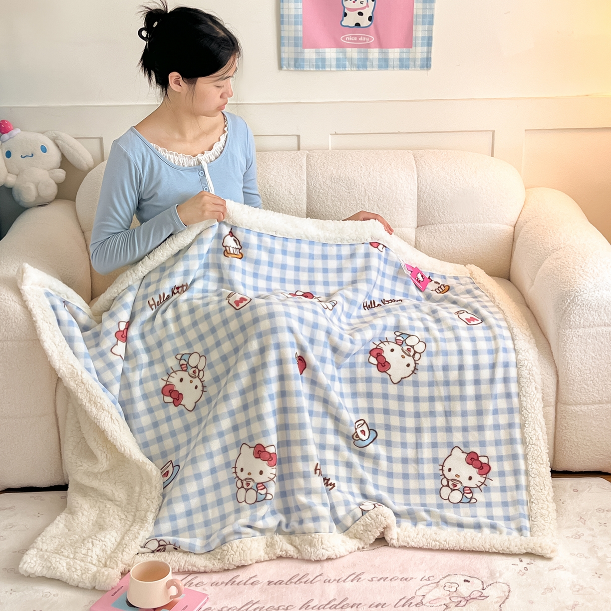 91家纺网 家纺一手货源 找家纺 桃子家居 2025新款A类三丽鸥正版授权少女可爱卡通加厚牛奶绒羊羔绒毛毯多功能四季毛毯 绒毛毯-MT三丽鸥蓝格牛奶KT