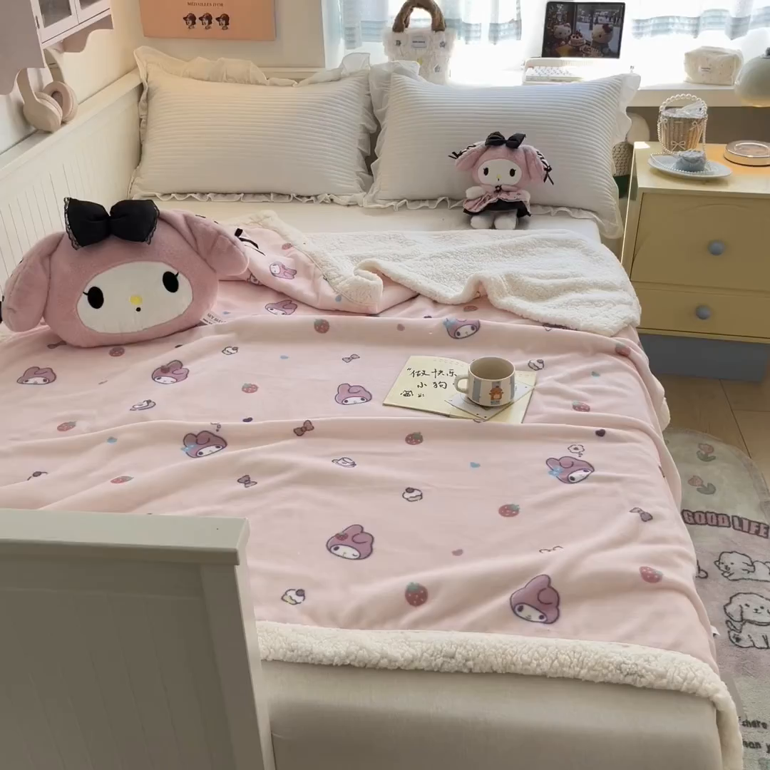 91家纺网 家纺一手货源 找家纺 桃子家居 2025新款A类三丽鸥正版授权少女可爱卡通加厚牛奶绒羊羔绒毛毯多功能四季毛毯 绒毛毯-MT三丽鸥草莓美乐蒂