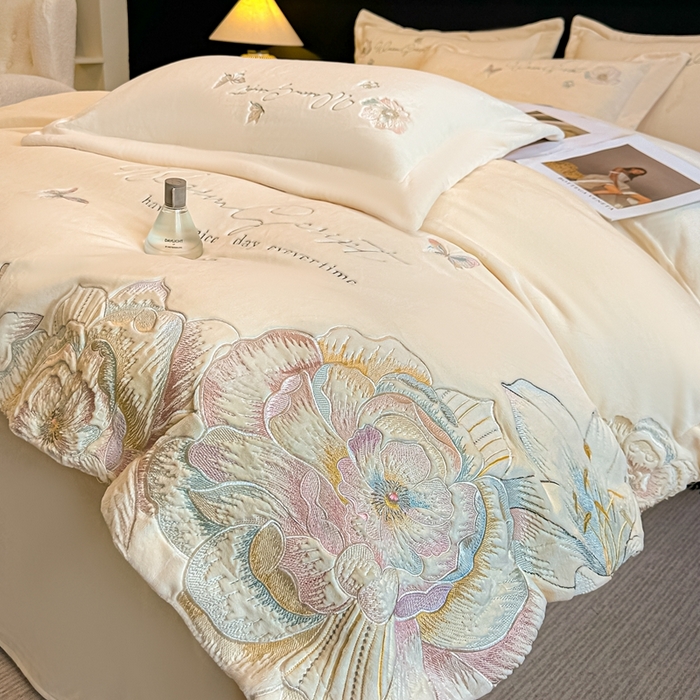 91家纺网 家纺一手货源 找家纺 锦铭源家纺 2025新款75D全消光超柔樱花绒绣花四件套牛奶绒四件套【有买家秀】 花颜-奶白