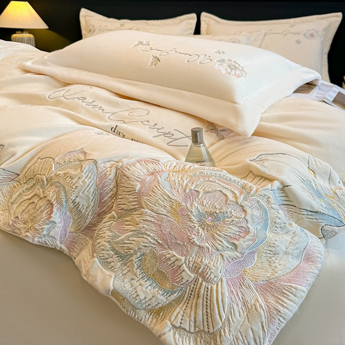 91家纺网 家纺一手货源 找家纺 锦铭源家纺 2025新款75D全消光超柔樱花绒绣花四件套牛奶绒四件套【有买家秀】 花颜-奶白