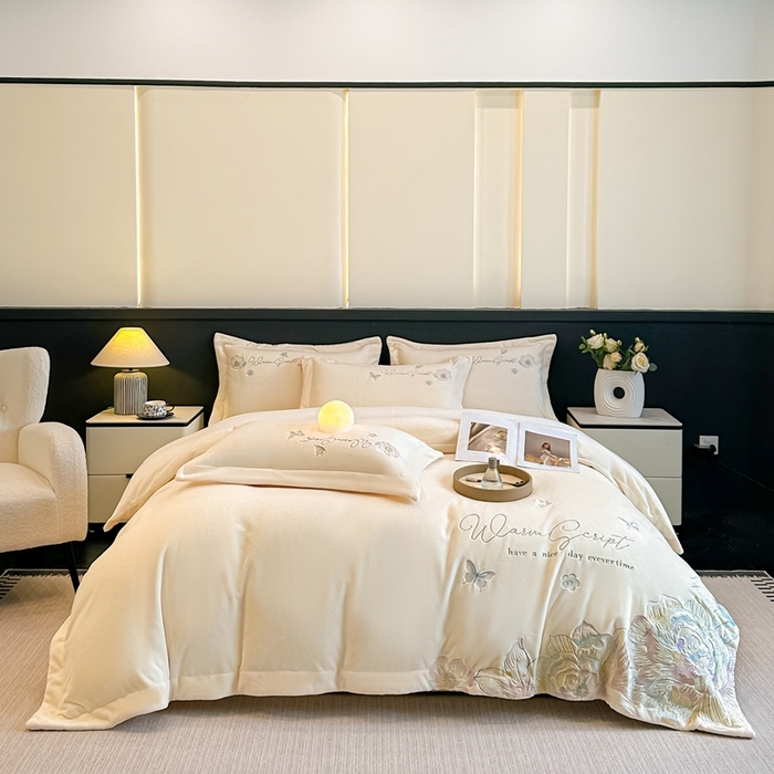 91家纺网 家纺一手货源 找家纺 锦铭源家纺 2025新款75D全消光超柔樱花绒绣花四件套牛奶绒四件套【有买家秀】 花颜-奶白