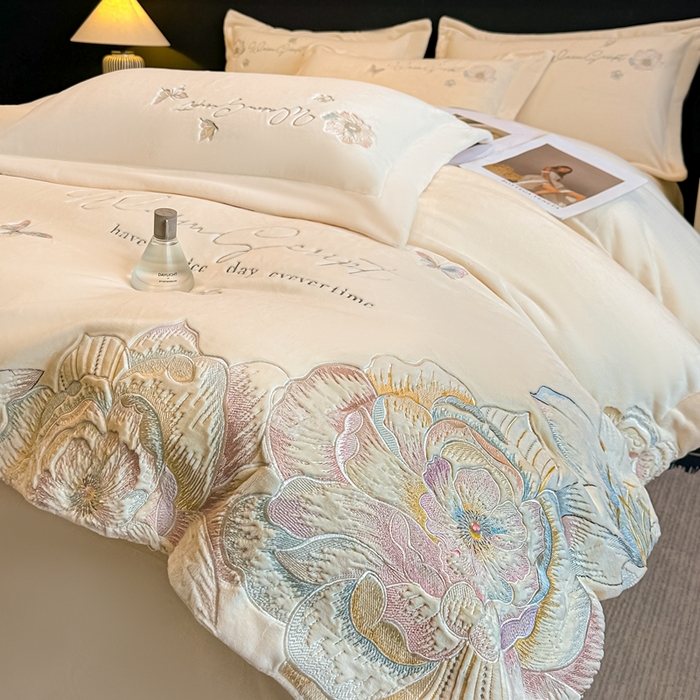 91家纺网 家纺一手货源 找家纺 锦铭源家纺 2025新款75D全消光超柔樱花绒绣花四件套牛奶绒四件套【有买家秀】 花颜-奶白