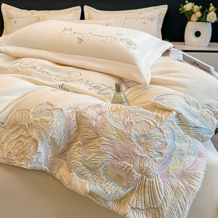 91家纺网 家纺一手货源 找家纺 锦铭源家纺 2025新款75D全消光超柔樱花绒绣花四件套牛奶绒四件套【有买家秀】 花颜-奶白