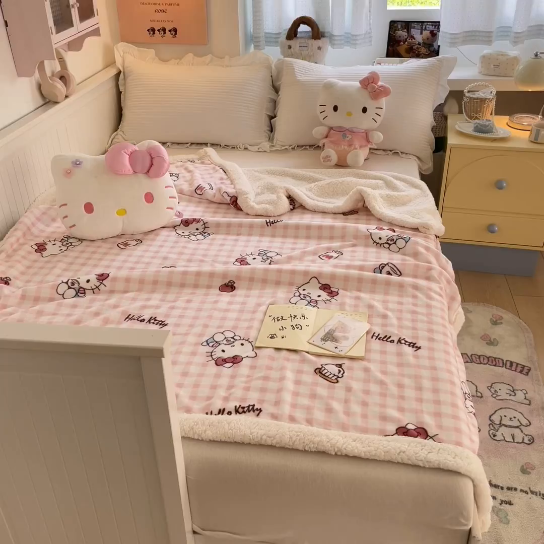 91家纺网 家纺一手货源 找家纺 桃子家居 2025新款A类三丽鸥正版授权少女可爱卡通加厚牛奶绒羊羔绒毛毯多功能四季毛毯 绒毛毯-MT三丽鸥粉格牛奶KT