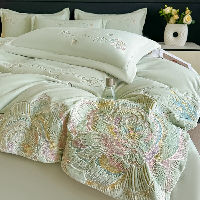 91家纺网 家纺一手货源 找家纺 锦铭源家纺 2025新款75D全消光超柔樱花绒绣花四件套牛奶绒四件套【有买家秀】 花颜-浅绿