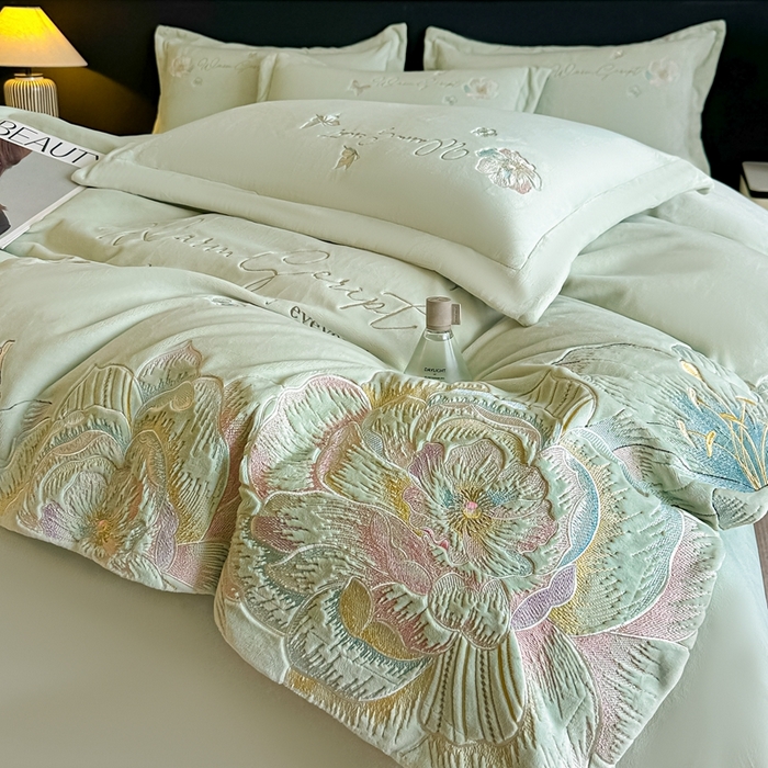 91家纺网 家纺一手货源 找家纺 锦铭源家纺 2025新款75D全消光超柔樱花绒绣花四件套牛奶绒四件套【有买家秀】 花颜-浅绿