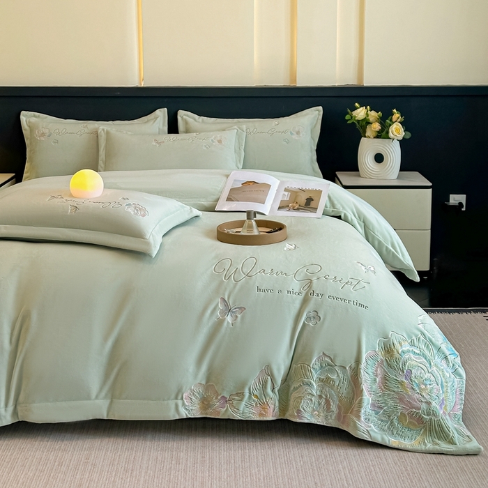 91家纺网 家纺一手货源 找家纺 锦铭源家纺 2025新款75D全消光超柔樱花绒绣花四件套牛奶绒四件套【有买家秀】 花颜-浅绿