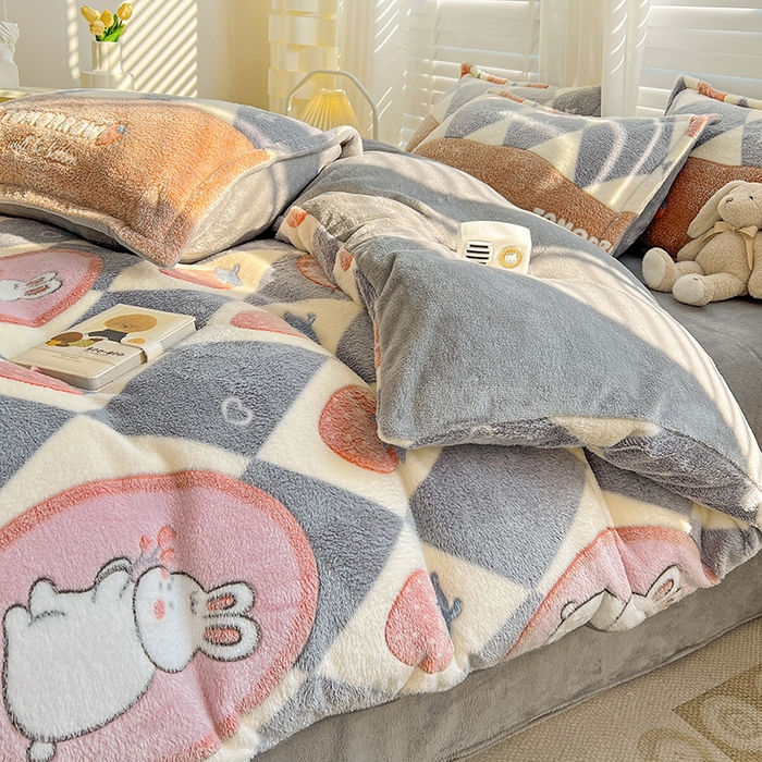 91家纺网 家纺一手货源 找家纺 居易简 2025秋冬新品立体雪花绒单被套牛奶绒法莱绒雕花绒兔毛卡通四件套学生季四件套 幸运兔