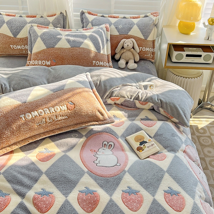 91家纺网 家纺一手货源 找家纺 居易简 2025秋冬新品立体雪花绒单被套牛奶绒法莱绒雕花绒兔毛卡通四件套学生季四件套 幸运兔