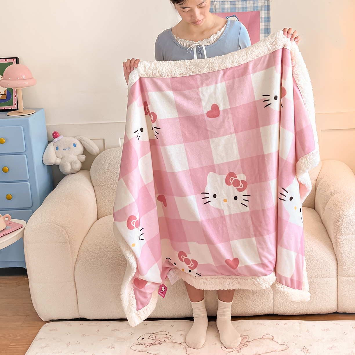 91家纺网 家纺一手货源 找家纺 桃子家居 2025新款A类三丽鸥正版授权少女可爱卡通加厚牛奶绒羊羔绒毛毯多功能四季毛毯 绒毛毯-MT三丽鸥粉格爱心KT