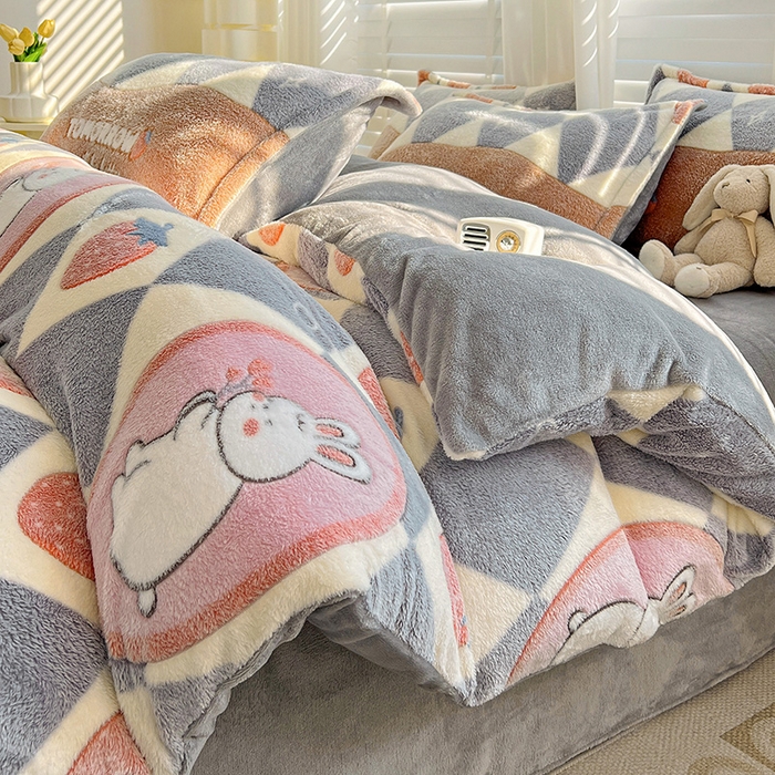 91家纺网 家纺一手货源 找家纺 居易简 2025秋冬新品立体雪花绒单被套牛奶绒法莱绒雕花绒兔毛卡通四件套学生季四件套 幸运兔