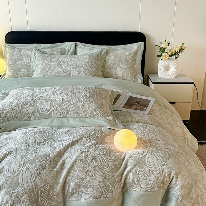 91家纺网 家纺一手货源 找家纺 锦铭源家纺 2025新款烂花75D全消光超柔樱花绒牛奶绒四件套拼角四件套【有买家秀】 繁花织梦-灰绿