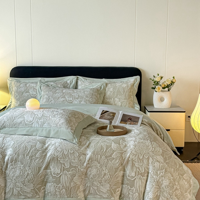 91家纺网 家纺一手货源 找家纺 锦铭源家纺 2025新款烂花75D全消光超柔樱花绒牛奶绒四件套拼角四件套【有买家秀】 繁花织梦-灰绿