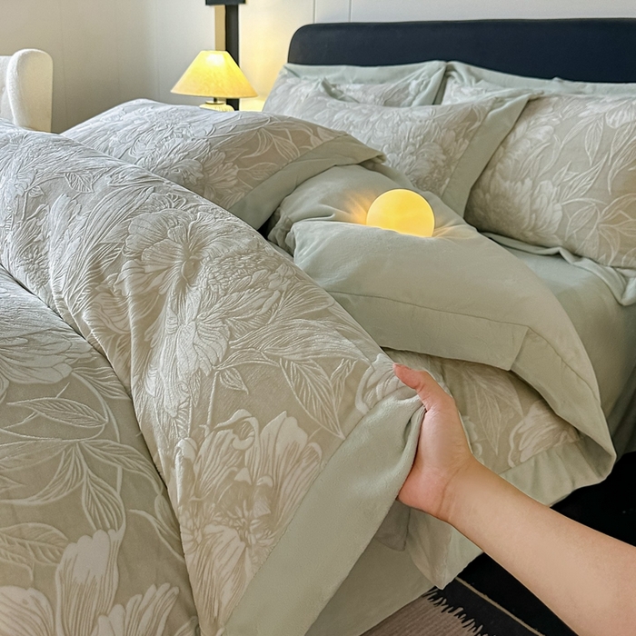 91家纺网 家纺一手货源 找家纺 锦铭源家纺 2025新款烂花75D全消光超柔樱花绒牛奶绒四件套拼角四件套【有买家秀】 繁花织梦-灰绿